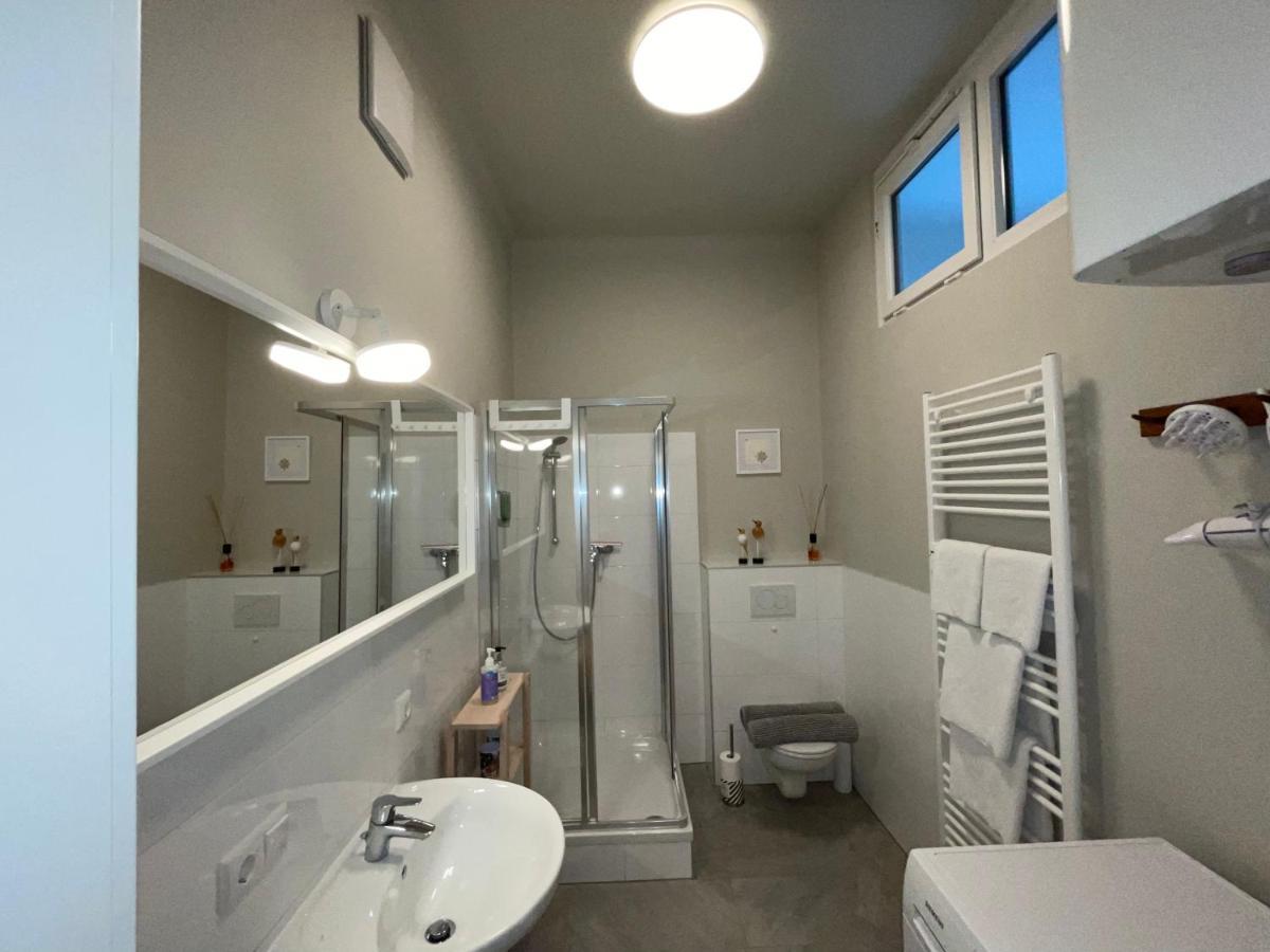 White Flat By Grazrentals With Cool Location & Free Parking Exterior photo