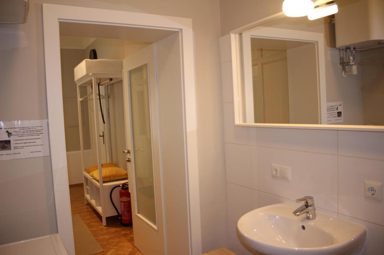 White Flat By Grazrentals With Cool Location & Free Parking Exterior photo